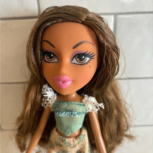 Bratz Yasmin Doll in Toys R Us Exclusive BFFL Best Friends For Life Outfit - Picture 2 of 5